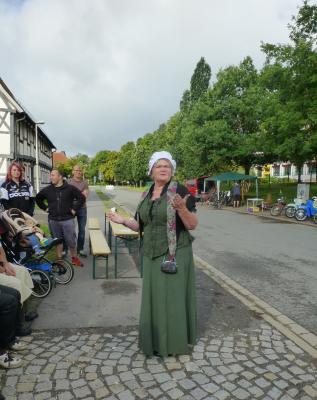 Vorschaubild: Unsere Botenfrau begrüßt das Team und die vielen Helfer. Foto: M.Koppe -Ellrich