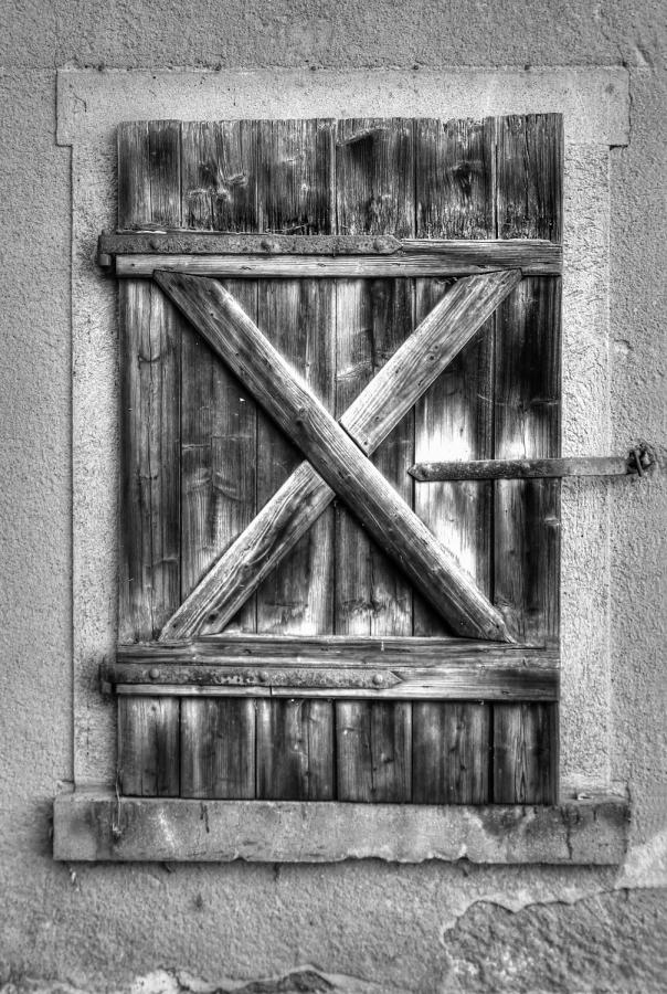 ml Fensterladen monochrom  (Bild vergr&ouml;&szlig;ern)