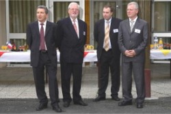 Anschlie&szlig;end erwarteten die B&uuml;rgermeister und Vereinsvorsitzenden vor der&ouml;rtlichen Festhalle die deutschen und franz&ouml;sischen Teilnehmer des Umzugs  (Bild vergr&ouml;&szlig;ern)