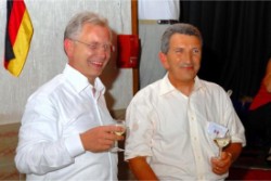 Die B&uuml;rgermeister begr&uuml;&szlig;en die G&auml;ste zu einem fr&ouml;hlichen Abend mit Speisen und Getr&auml;nken der Region, viel Musik sowie einem bunten Rahmenprogramm  (Bild vergr&ouml;&szlig;ern)