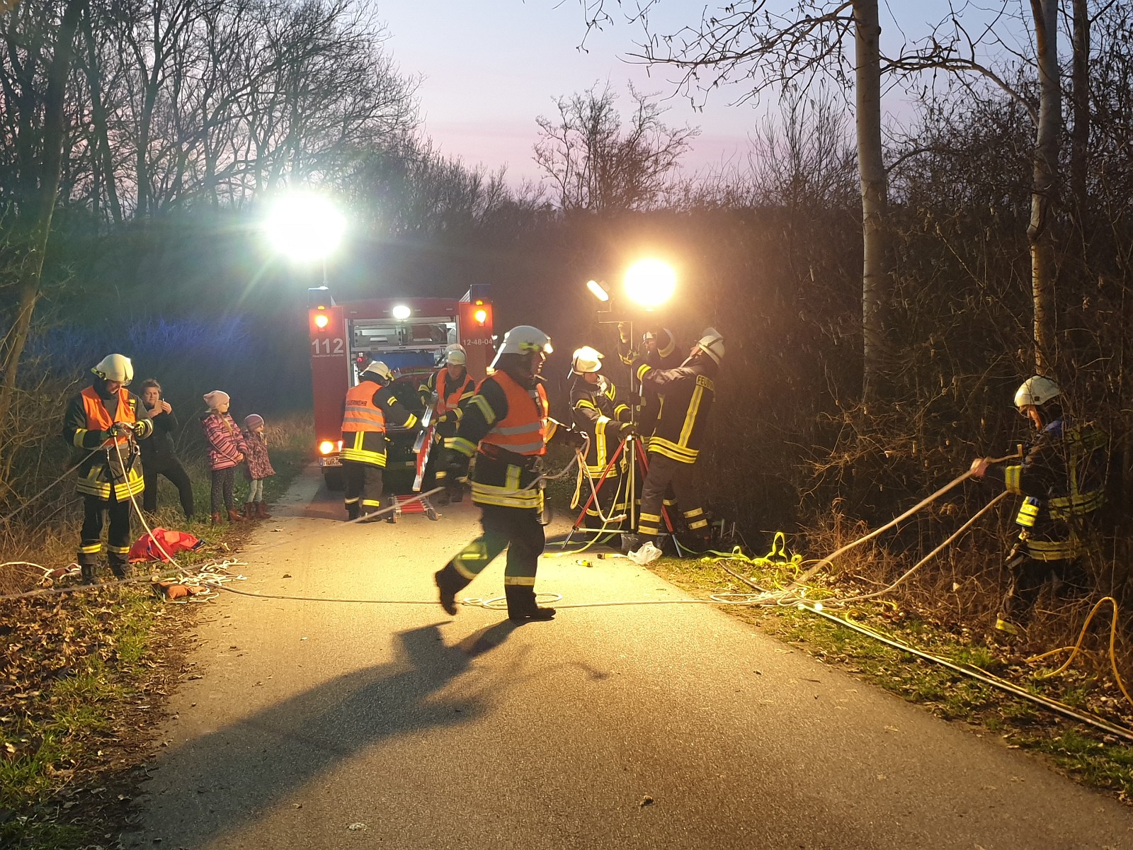 voll ausgeleuchteter Unfallort FFW Krukow 