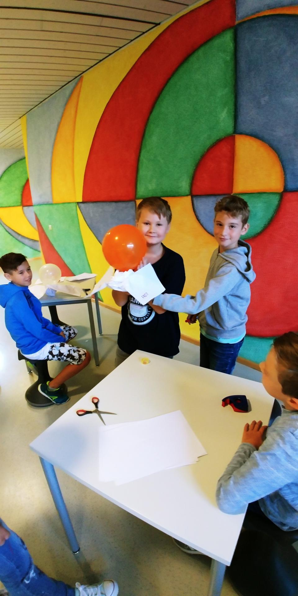 Bild: Teamwork - bleibt das Ei nach dem Sturz heil (2)