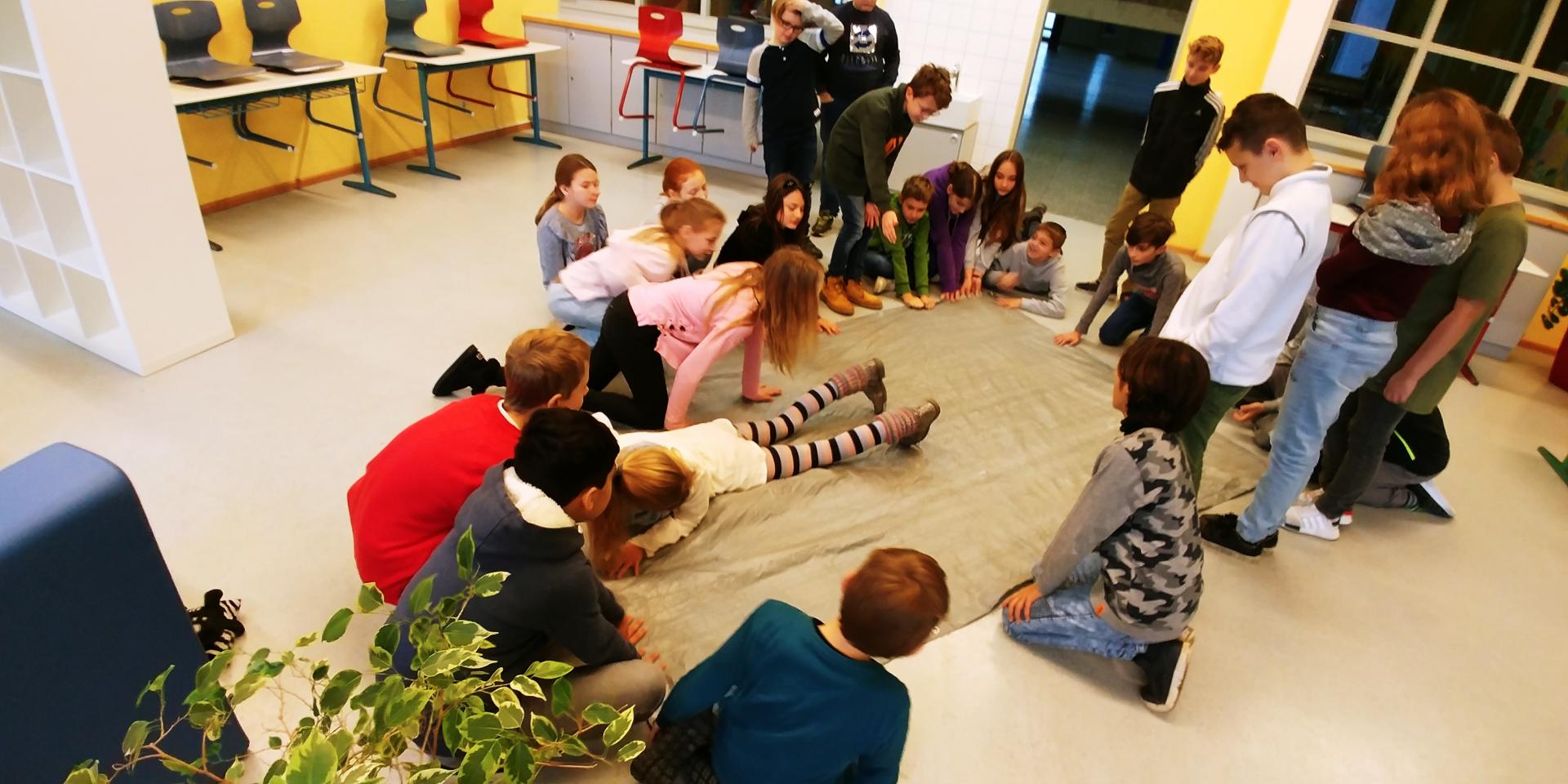 Bild: Teamwork - fällt das Glas um (2)