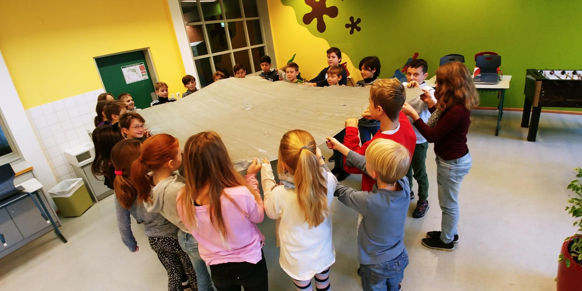 Bild: Teamwork - fällt das Glas um (1)