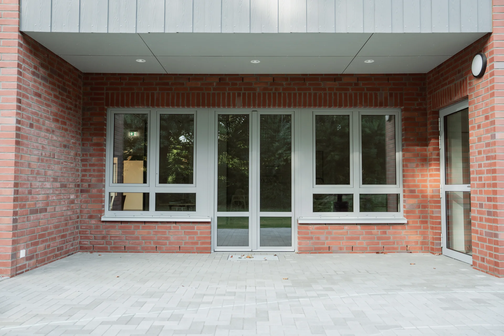 gro&szlig;es Fensterelement Kunststoff  (Bild vergr&ouml;&szlig;ern)