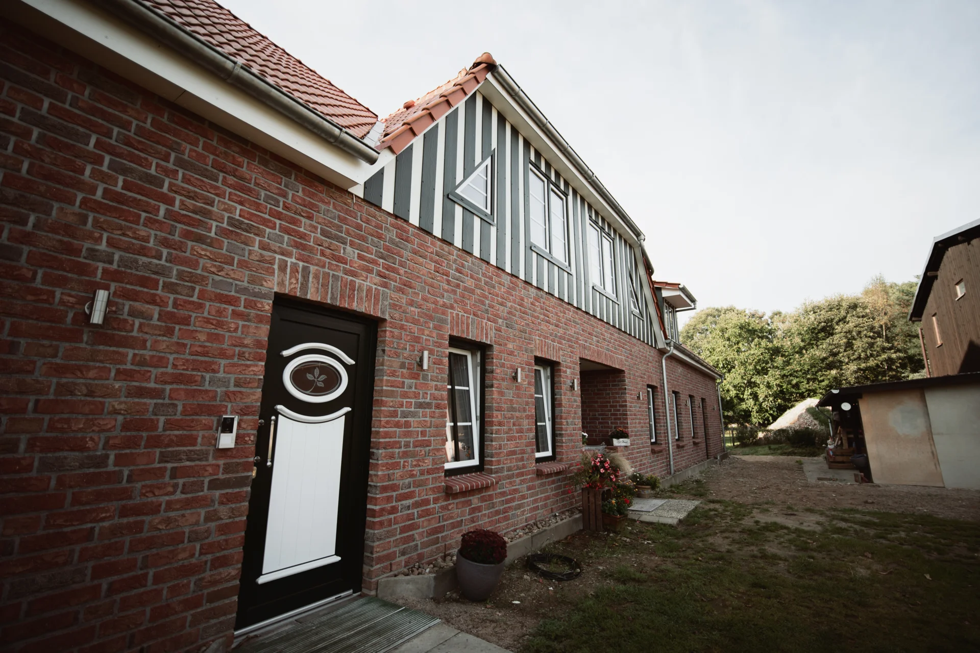 Sanierung Bauernhaus - Seitenansicht mit Nebeneingangst&uuml;r  (Bild vergr&ouml;&szlig;ern)