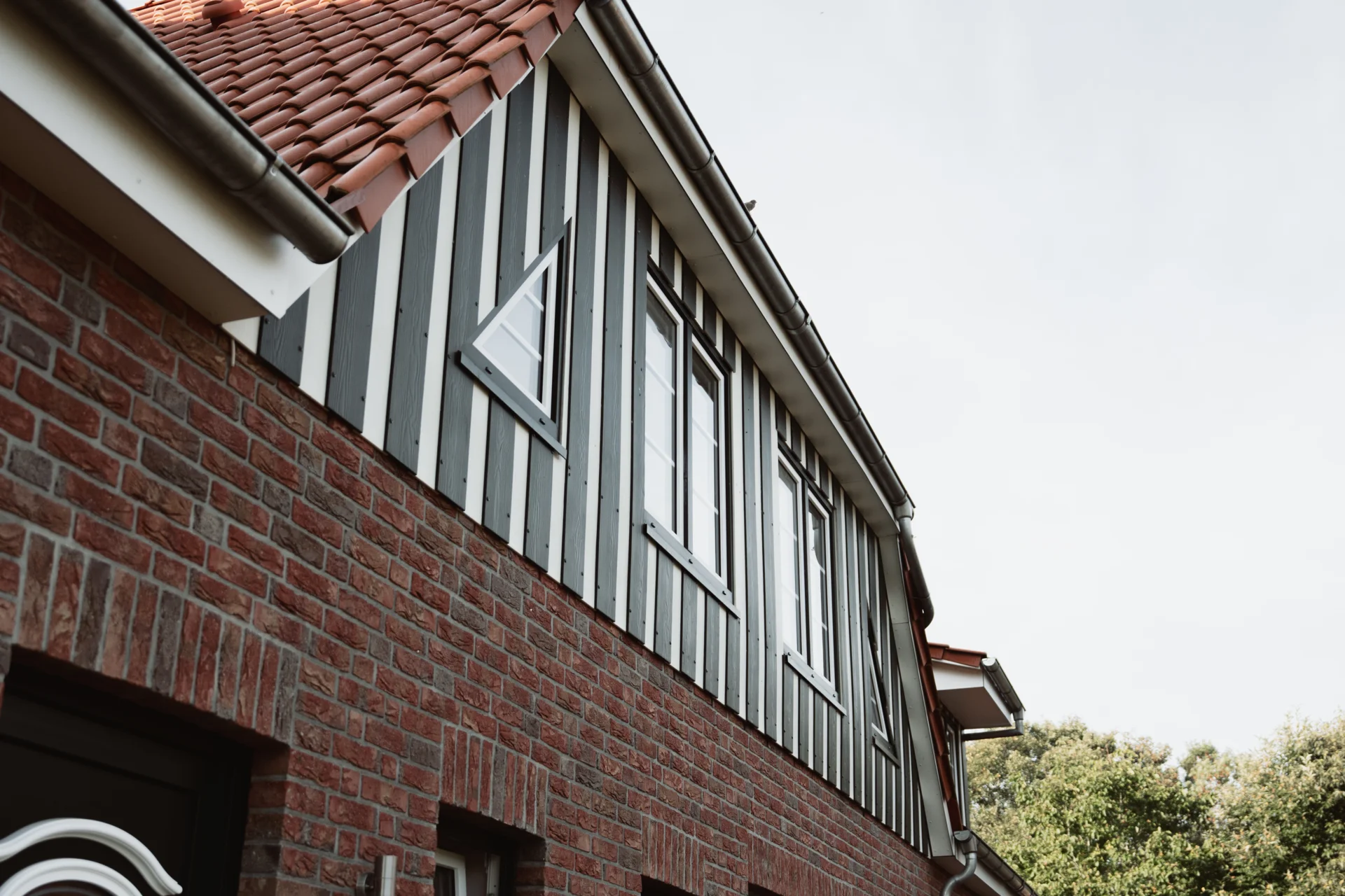 Dreiecks-Fenster im Giebel  (Bild vergr&ouml;&szlig;ern)
