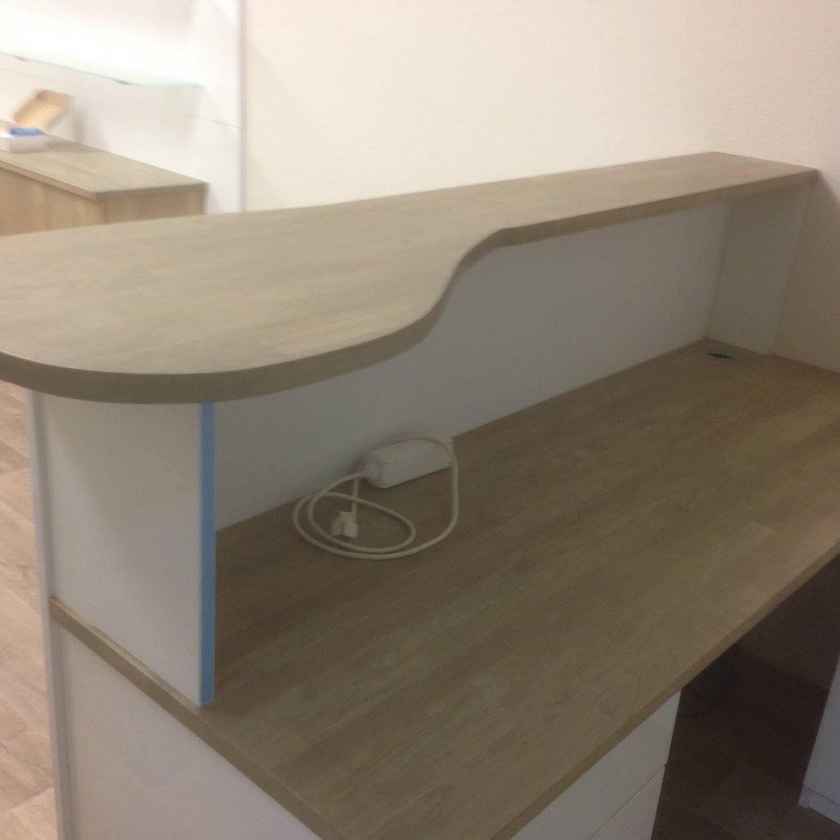Tresen aus MDF hochgl&auml;nzend mit Eichemassivplatte (2)  (Bild vergr&ouml;&szlig;ern)