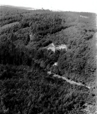 Vorschaubild: 1935: Blick überdie Bergstraße in Richtung Sonnenbrink mit dem damaligen Aussichtsaturm. In der BIldmitte die 