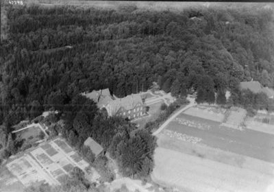 Vorschaubild: Luftaufnahme Das Neue Berghaus Essen Berg 1935 - rechts das alte Berghaus - Repro: Frank Wobig