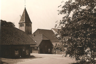 Vorschaubild: Bohmtes Mitte (heute shared space) Einmündung der Leverner Straße in die Bremer Straße (nach 1961) – der Neubau der Kirche ist abgeschlossen.