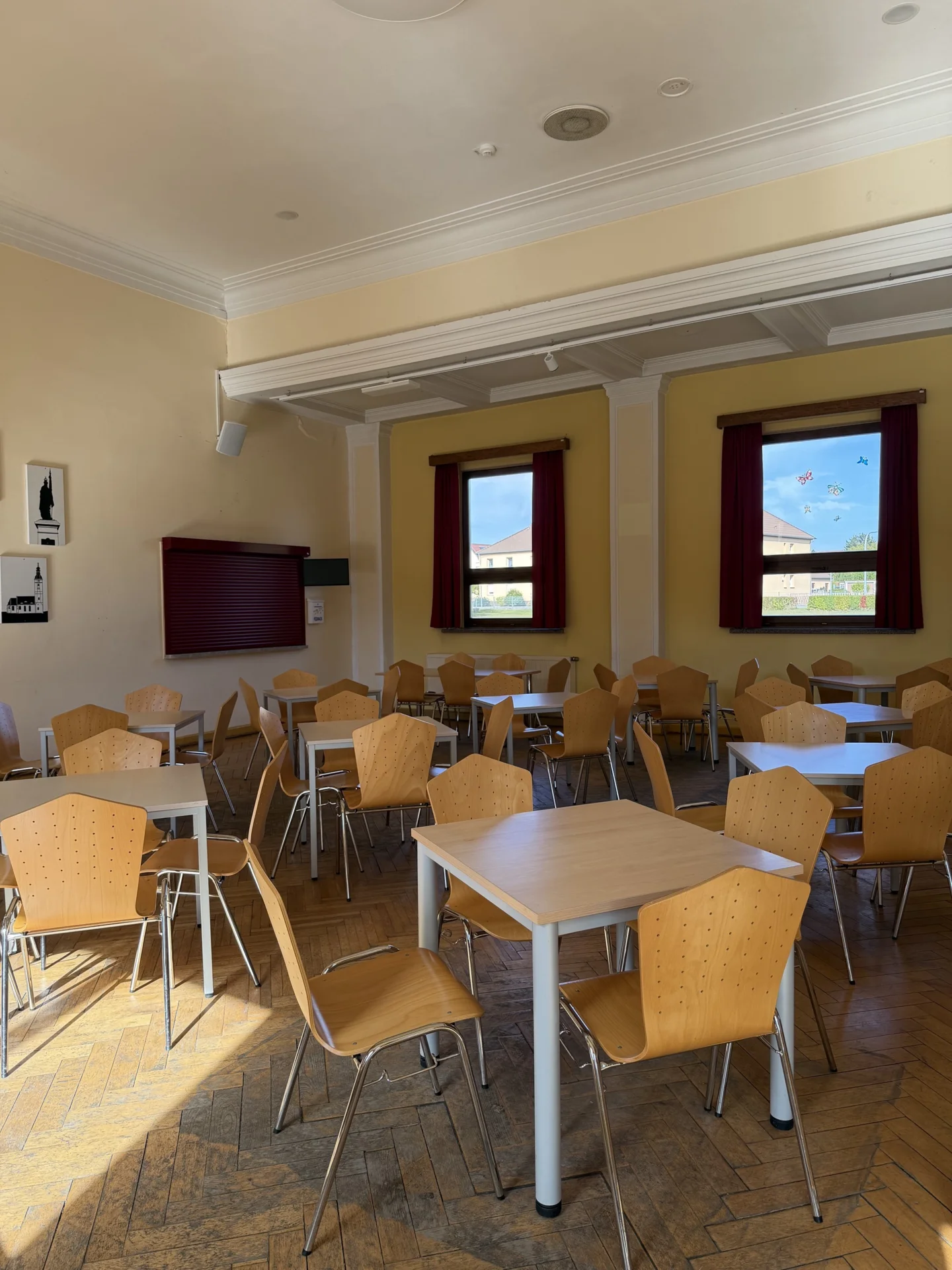 Gemeinsam essen: Unsere Sch&uuml;lerinnen und Sch&uuml;ler genie&szlig;en hier ihre Mahlzeiten im Rahmen der Schulspeisung der Firma PCS. 