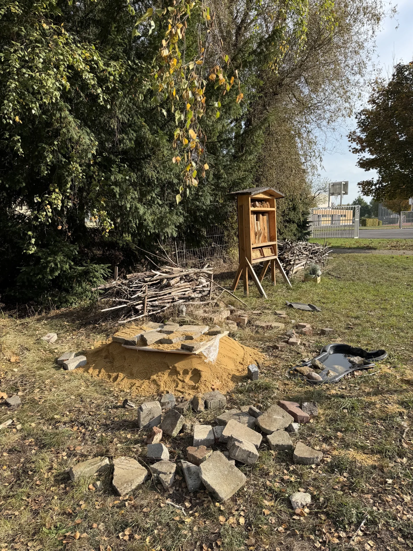 Hier ist ein im Bau befindliches Winterquartier f&uuml;r Igel zu sehen. Der kleine Teich, ebenfalls noch im Bau, wird bereits von den Fr&ouml;schen gut angenommen. 