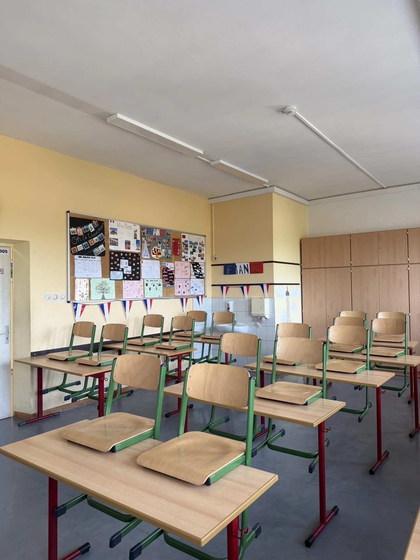 Heller und freundlich gestalteter Unterrichtsraum mit moderner Ausstattung. 