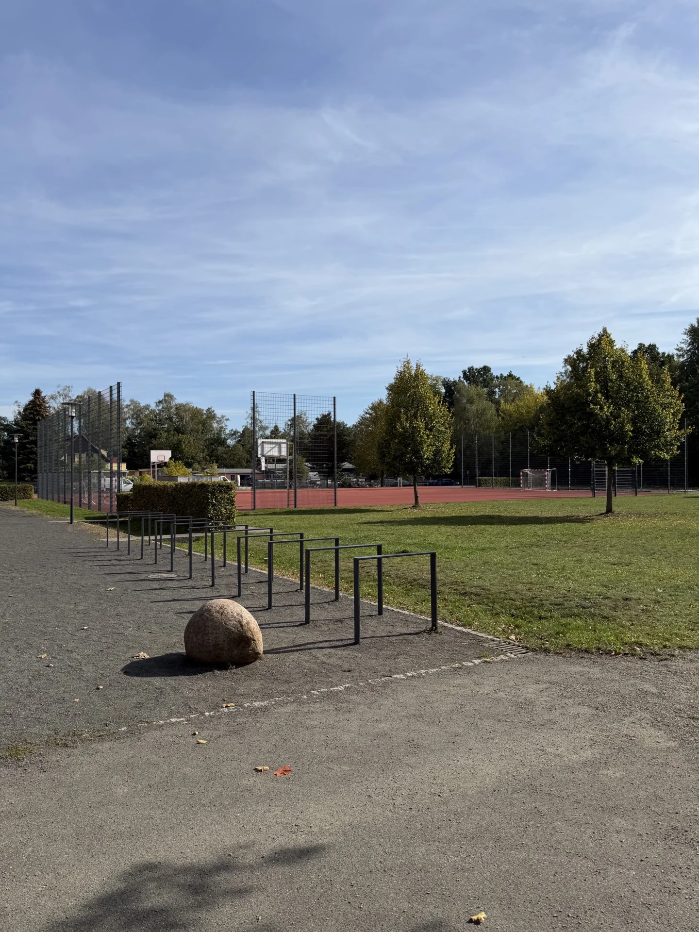 Unsere moderne Zwei-Feld-Sporthalle mit gro&szlig;em Au&szlig;enbereich f&uuml;r abwechslungsreichen Sportunterricht. 