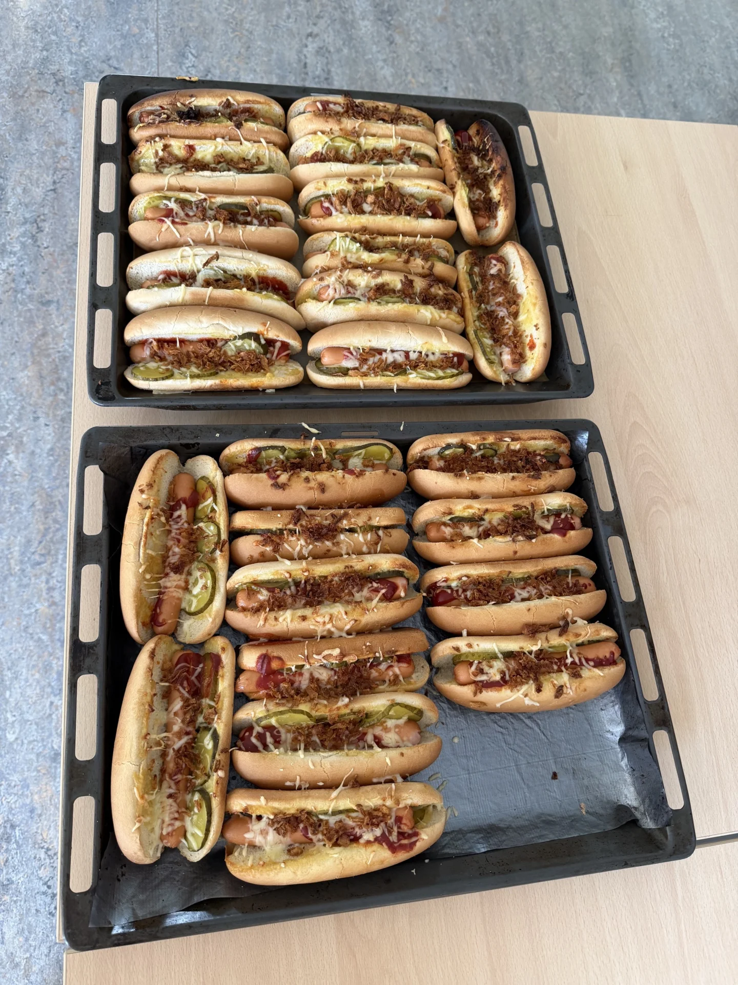 Frisch zubereitet und direkt verkauft: Das Wochenangebot und die beliebten Hot Dogs aus der Lehrk&uuml;che. 