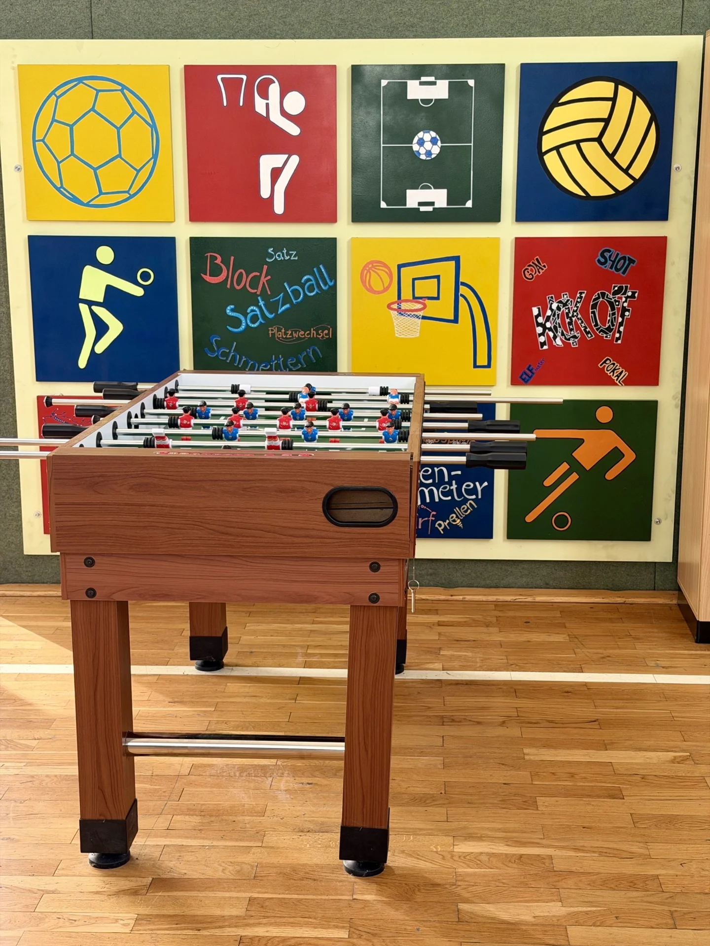 Der Tischkicker in der Ganztagshalle sorgt f&uuml;r Spiel, Spa&szlig; und Abwechslung. 