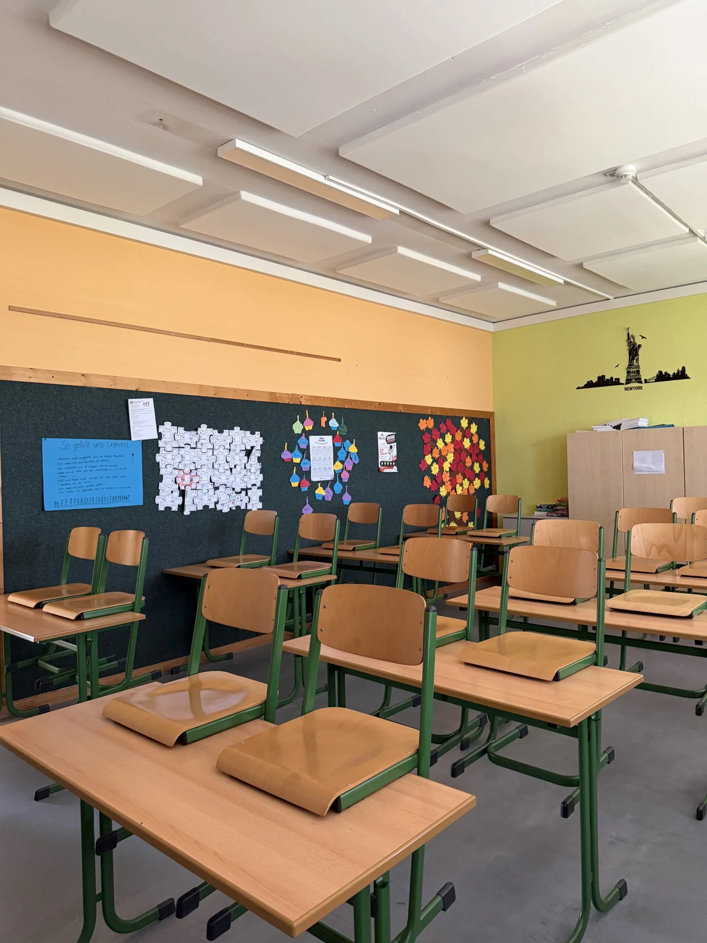 Heller und freundlich gestalteter Unterrichtsraum mit moderner Ausstattung. 
