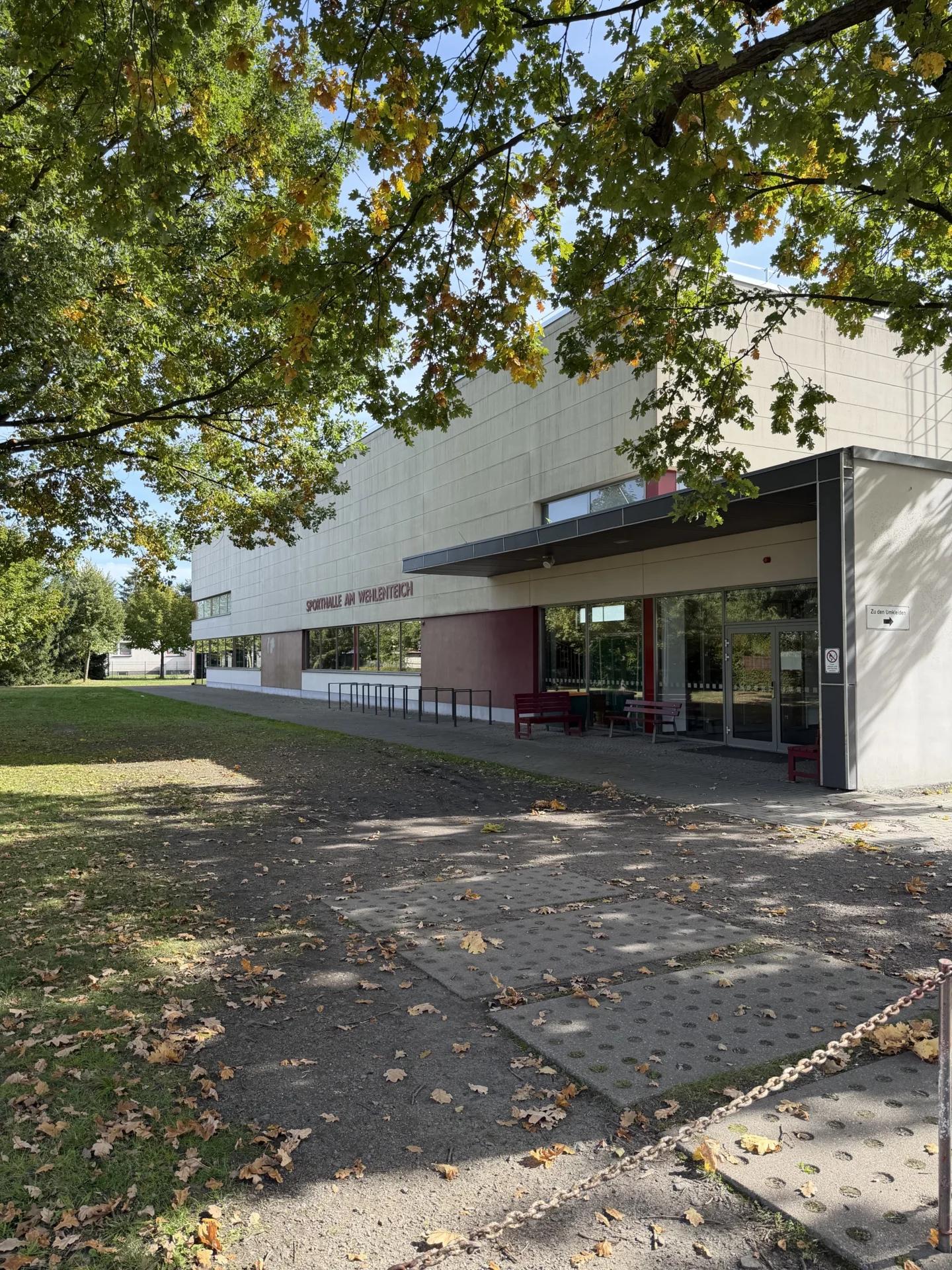 Unsere moderne Zwei-Feld-Sporthalle mit gro&szlig;em Au&szlig;enbereich f&uuml;r abwechslungsreichen Sportunterricht. 