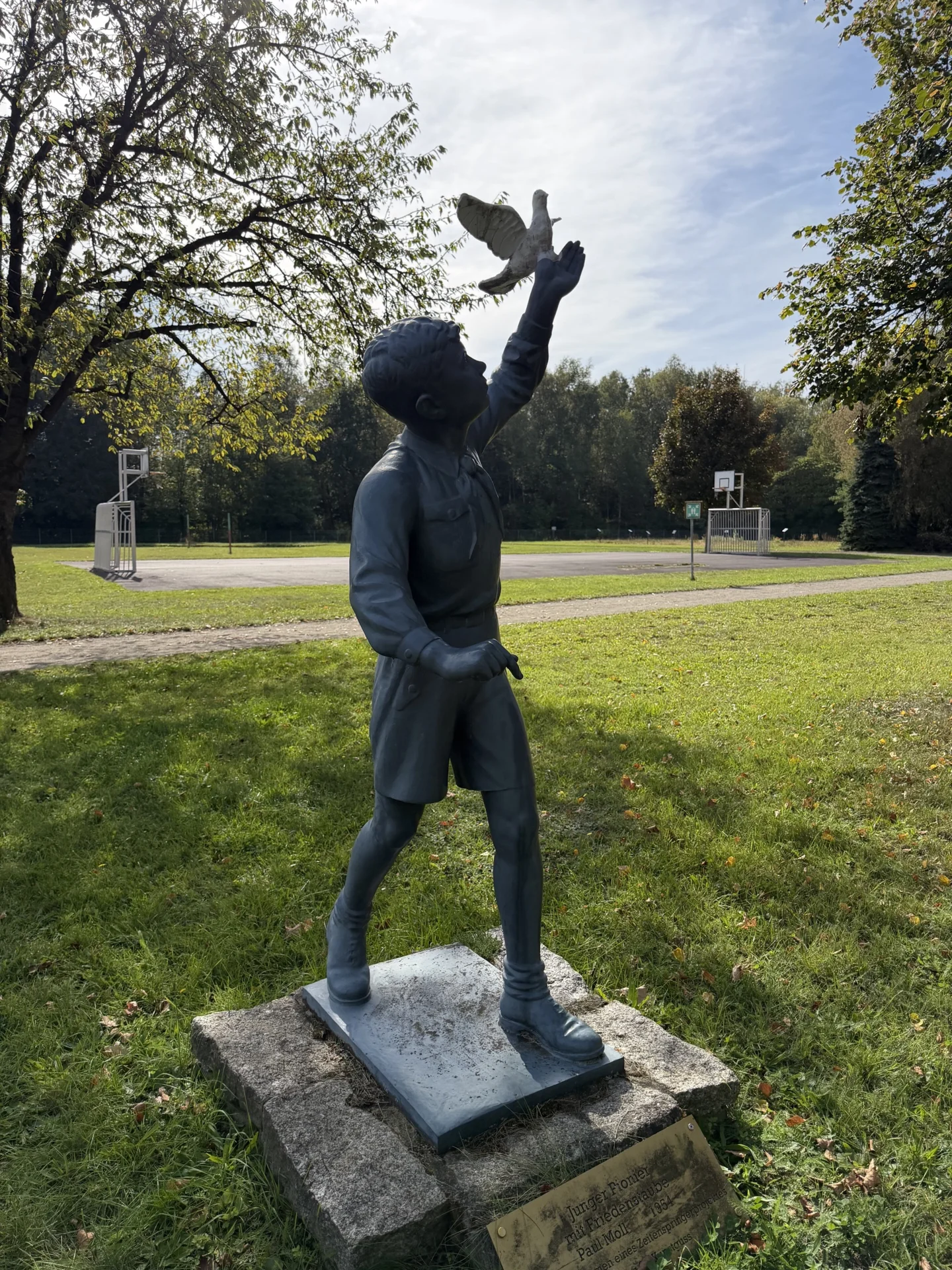 Statue eines Jungen Pioniers mit einer Friedenstaube. 