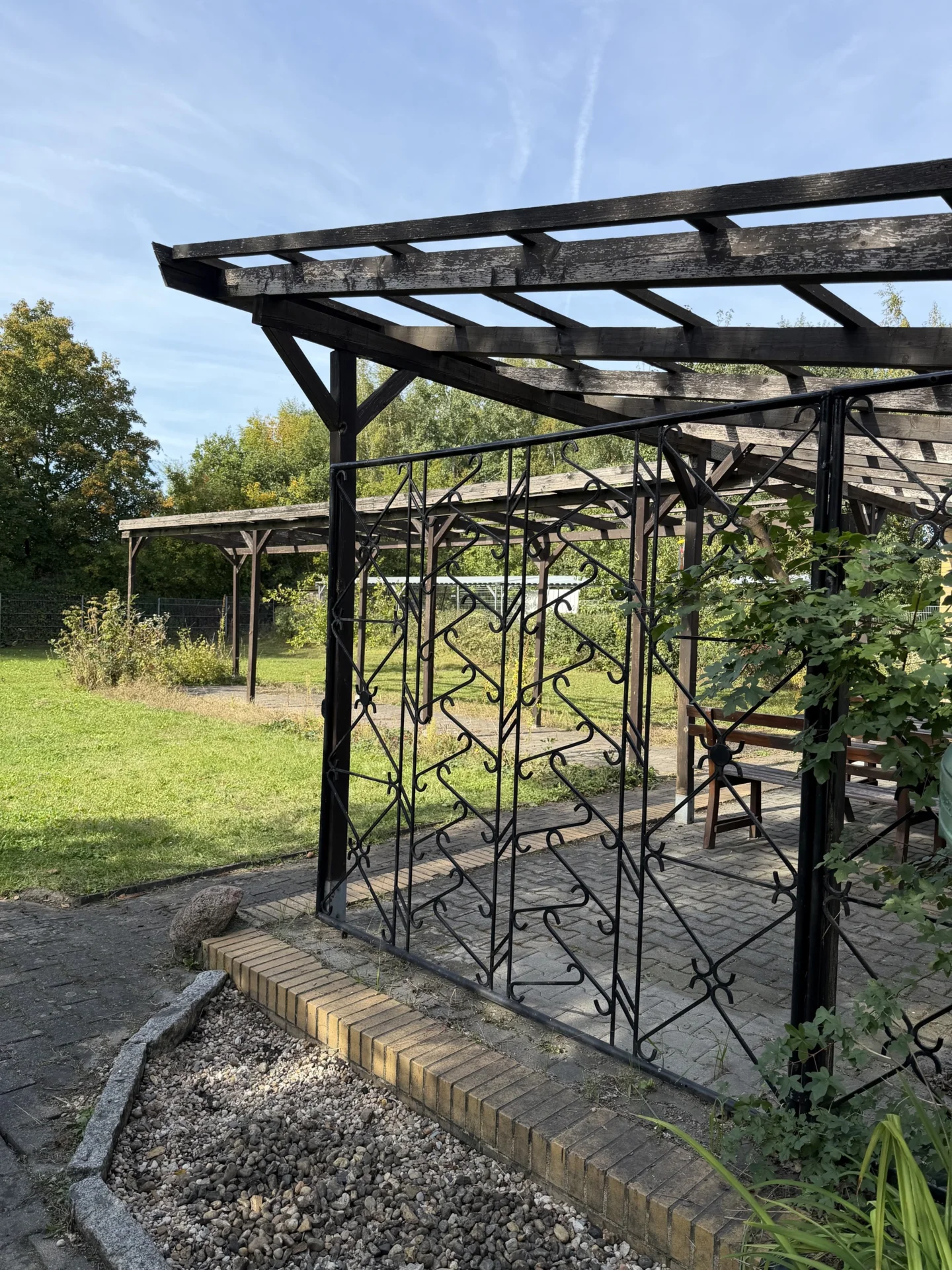 Unser Schulgarten mit gem&uuml;tlichem Klassenzimmer im Freien. 