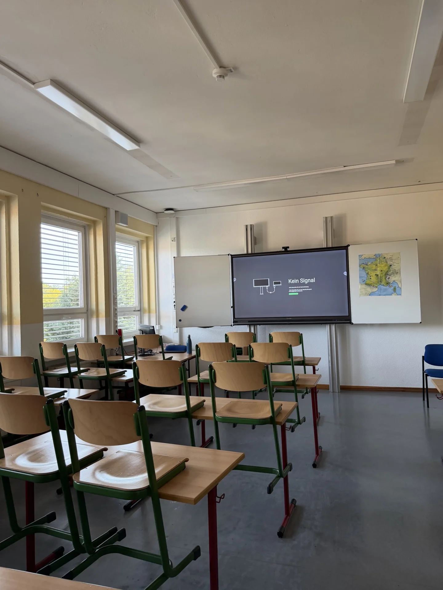 Heller und freundlich gestalteter Unterrichtsraum mit moderner Ausstattung. 