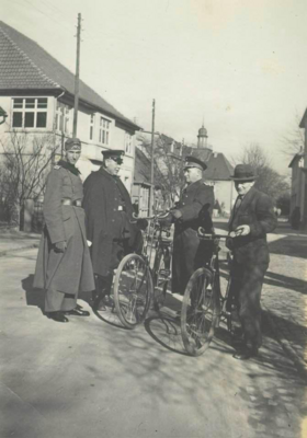 Vorschaubild: August Weishaupt, (2 ter von links) wurde während des 2 ten Weltkriegs, auf Grund seiner früheren Tätigkeit als Kriminalbeamter in Wanne, als „Dorfwachtmeister“ reaktiviert