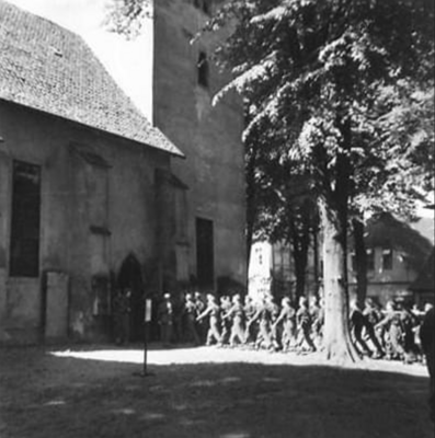Vorschaubild: Britische Soldaten der 3RD Division Artillery auf dem zum Gottesdienst in St. Nikolai am Sonntag, den 13. Mai 1945. (© IWM (BU 6217
