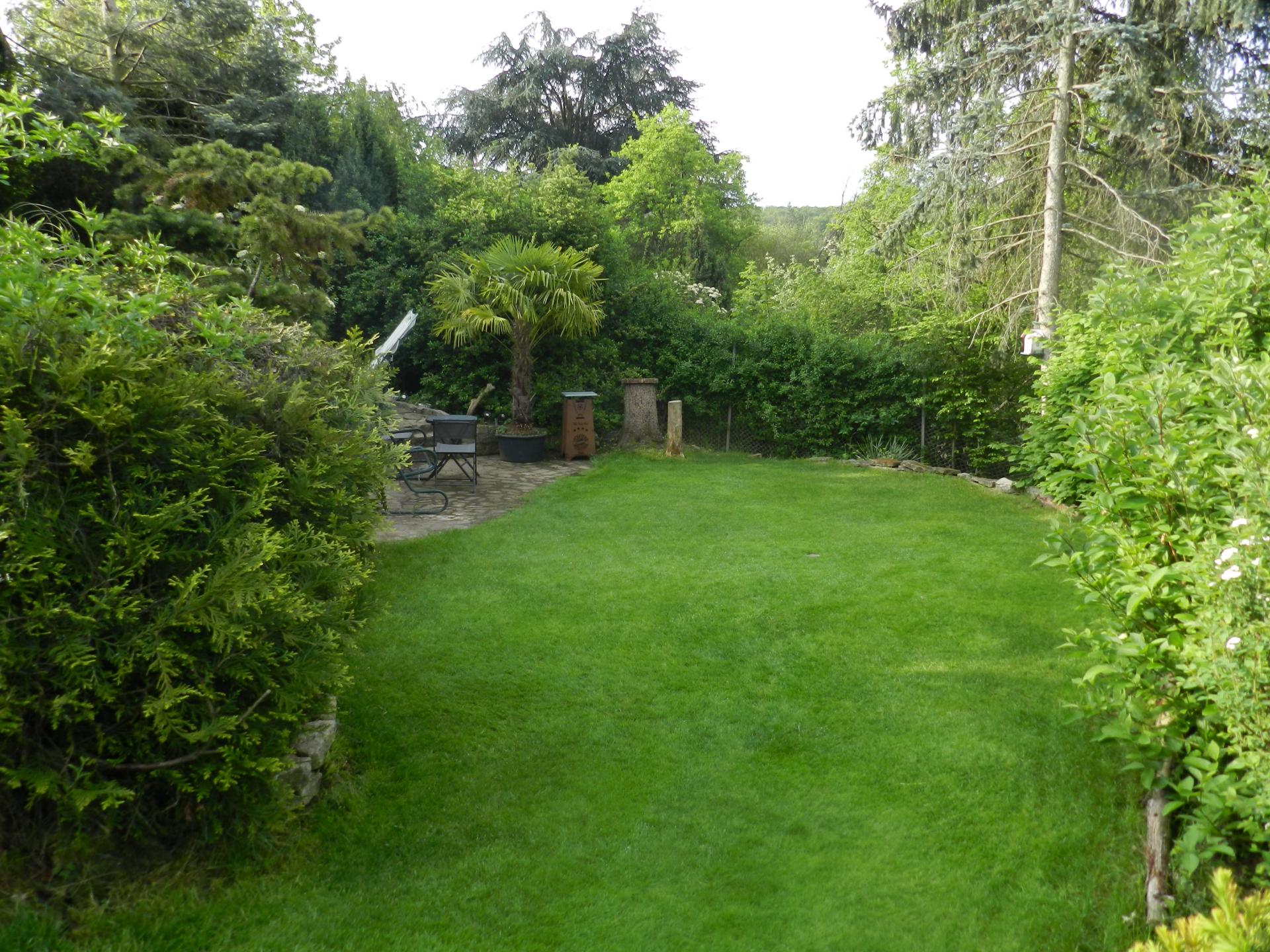 Der Garten l&auml;dt zum Entspannen ein.  (Bild vergr&ouml;&szlig;ern)