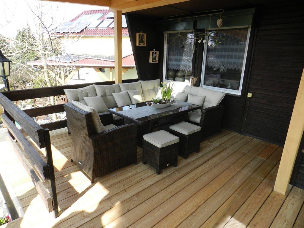 Gem&uuml;tliche Stunden verbringen Sie auf dem &uuml;berdachten Balkon  (Bild vergr&ouml;&szlig;ern)