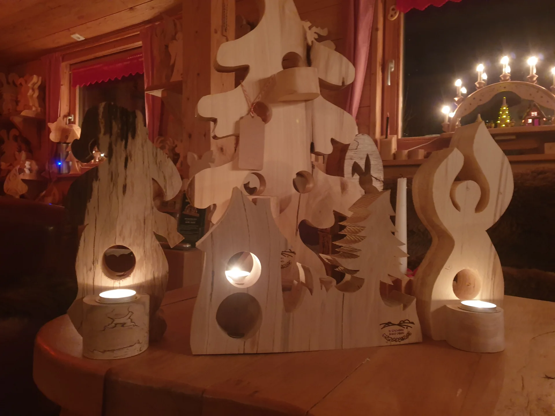 Foto der Galerie: erzgebirgische Holzdeko - arzgebirgsche Holzdeko mit Durchblick, Lichter-Stelen & Teelichthalter