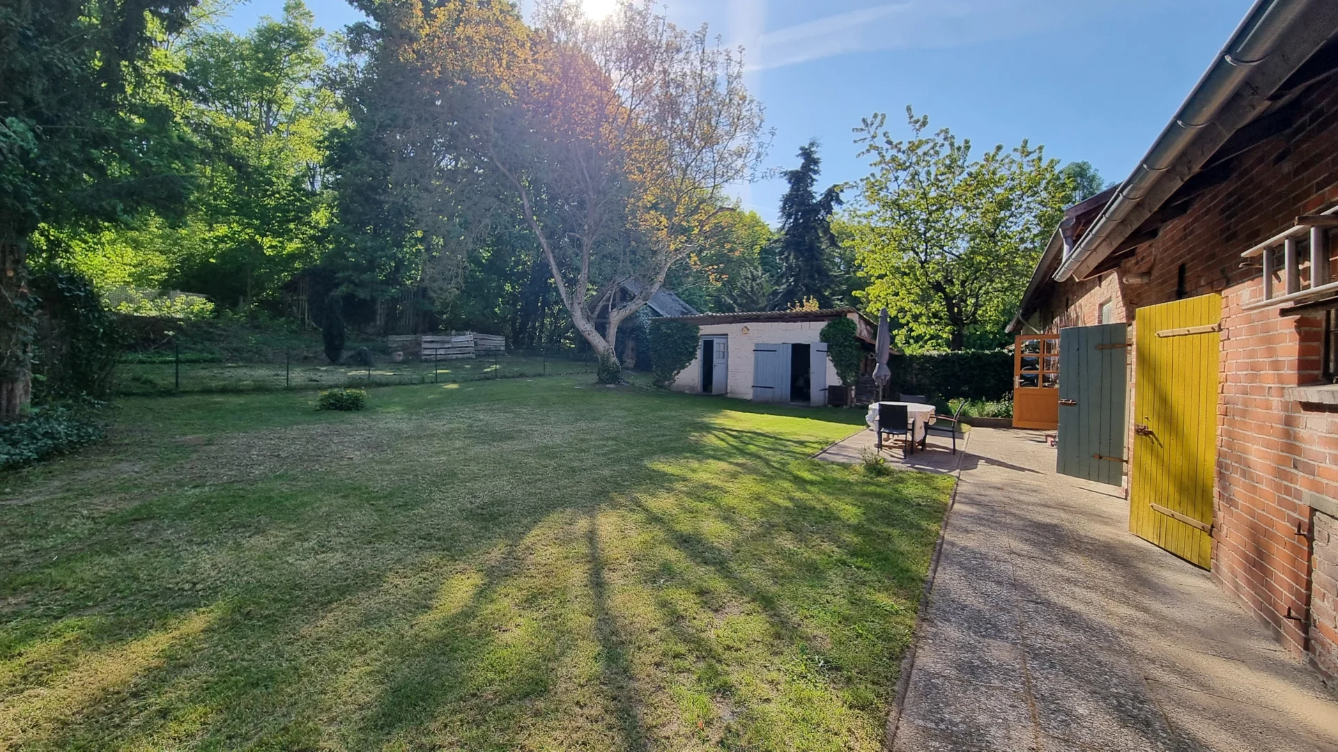 Bild: Großer Garten hinten