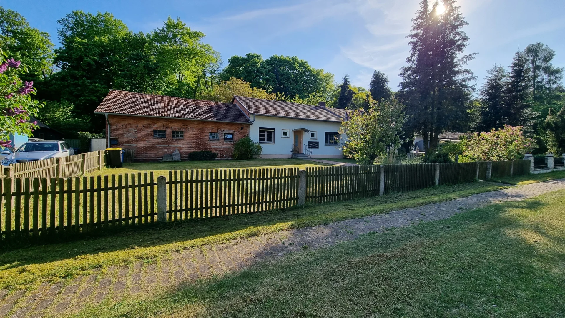 Bild: Eingezäunter Garten vorne