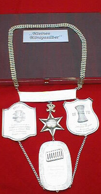 Vorschaubild: Kleines Königssilber besteht aus vier Plaketten und einem Brustschild