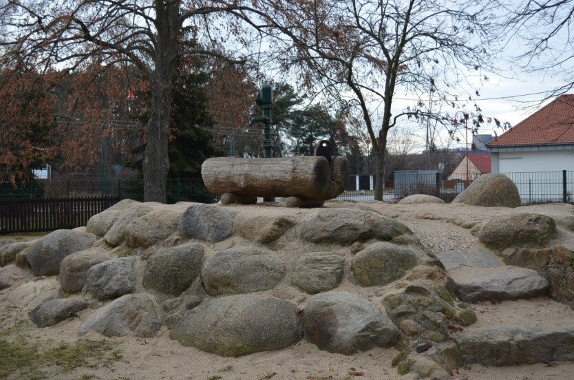 Bild: großer Berg mit Wasserpumpe