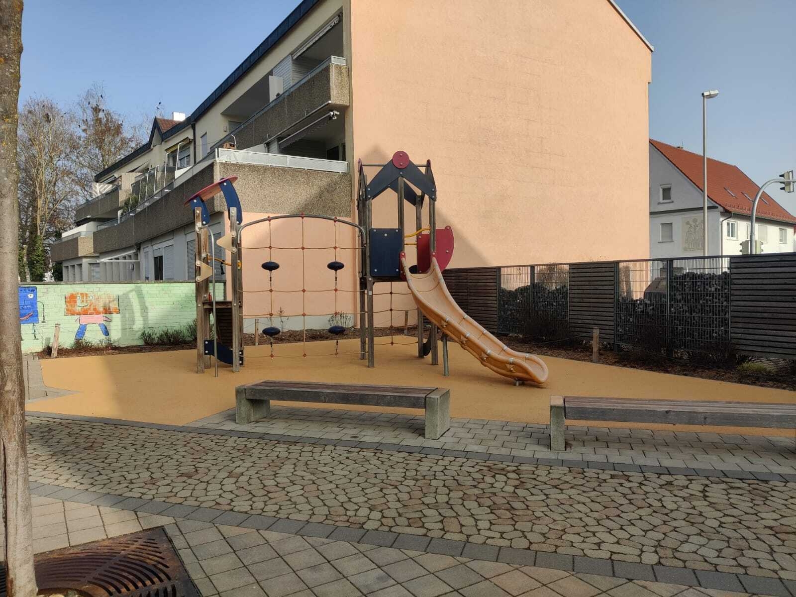Bild: Das Klettergerüst wir in der Pause eifrig benutzt.