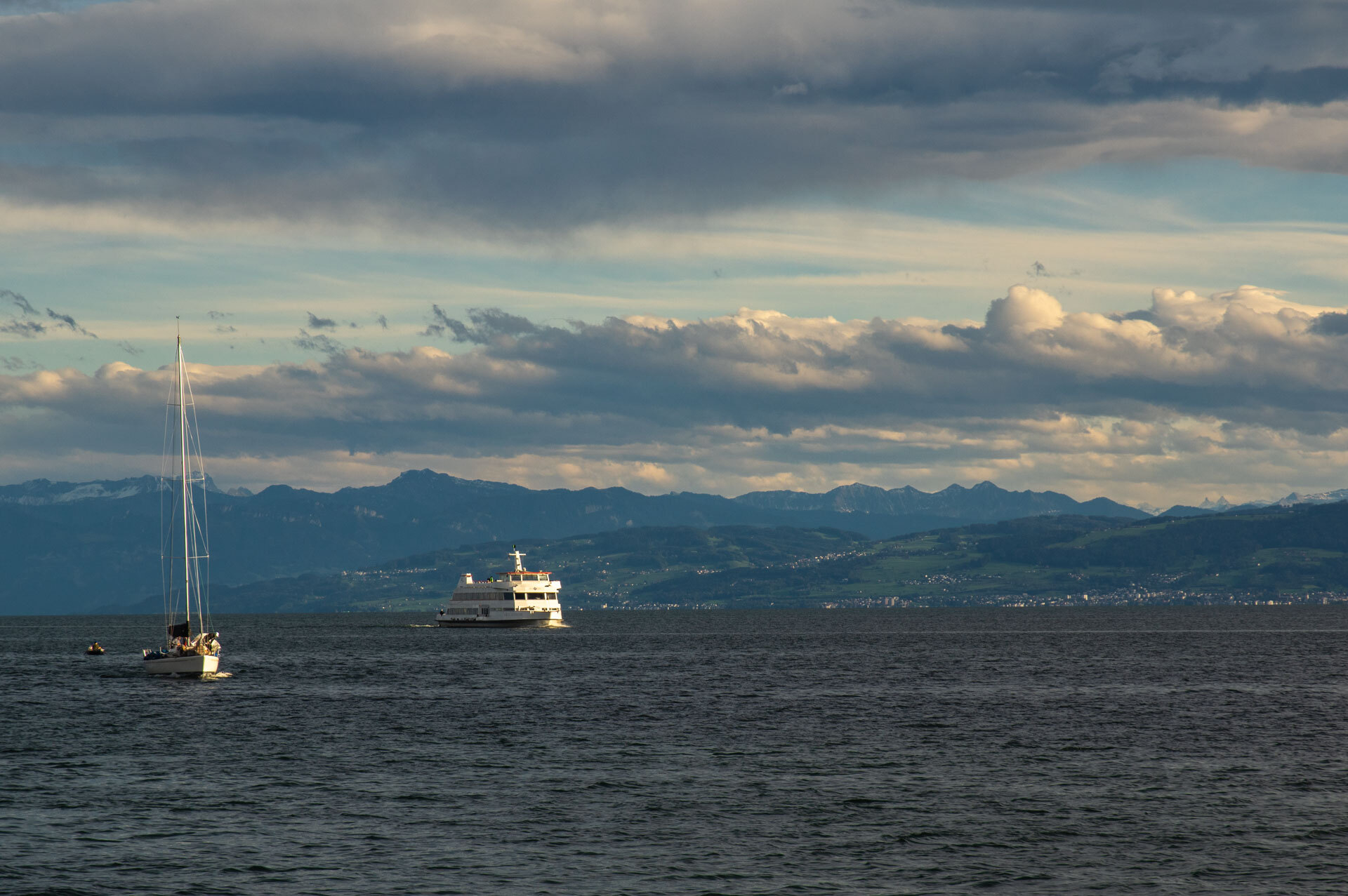 &uuml;ber See die Berge  (Bild vergr&ouml;&szlig;ern)