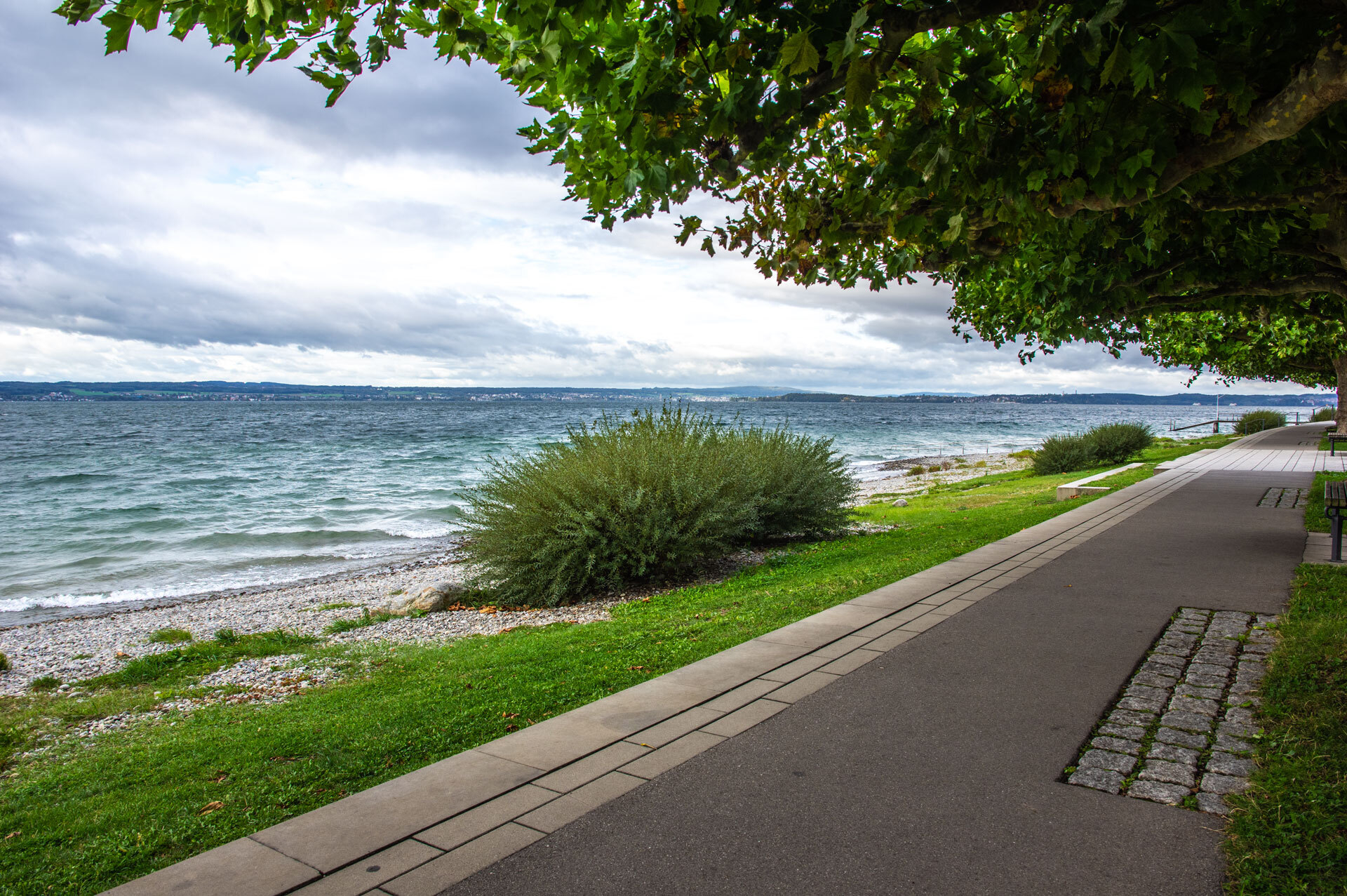 Uferpromenade  (Bild vergr&ouml;&szlig;ern)