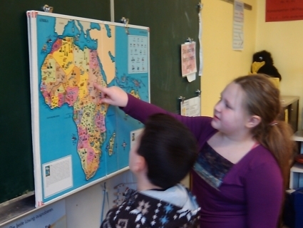 Bild: In den Klassen haben wir fleißig geprobt, Kostüme gebastelt, gemalt, geschnitten, geklebt, Filme über Afrika gesehen, ... und natürlich auch mit HAWI geprobt.
