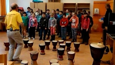 Bild: Eine Woche lang trommeln wir nun täglich mit viel Freude und sehr erfolgreich gemeinsam mit Hawi in kleinen und größerern Gruppen. Wir proben eifrig unsere Tänze, basteln Sterne, Muscheln, Kürbisse, Bäume, Krokodile, Affen, Zaubertiere, lernen Texte und Lieder .... und das alles für ... den großen Auftritt!