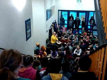 Bild: TAG 2-5:Der Morgen startete mit allen Kindern singend und trommelnd im Eingangsbereich der Schule. Wenn alle gleichzeitig trommeln, dann hört sich das richtig gut an!