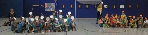 Bild: Es war eine grandiose Aufführung! Vielen Dank an alle Kinder unserer Schule, allen Eltern, die mitgeholfen haben, allen Besuchern, die bestimmt viel Freude hatten, dem Förderverein, allen Spendern, ohne die dies nicht möglich gewesen wäre und vor allem HAWI, der mit dem Trommelzauber es schafft, alle zu bezaubern!