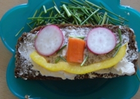 Bild: Jetzt war der Hunger aber groß und wir legten uns mit frischen Zutaten Brotgesichter von denen manche sogar 4 essen konnten.Auch zum Entspannen fanden wir nach bewegen, gesund ernähren noch Zeit.