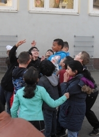Bild: In den Pausen boten die Lehrer Spiele an. Hier probieren wir es mit Namenball.