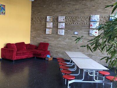 Vorschaubild: Aula - Unser beliebtes rotes Sofa!
