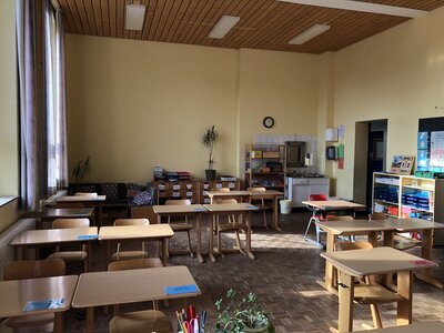 Vorschaubild: Klassenraum - Wir freuen uns über große, helle Klassenräume.