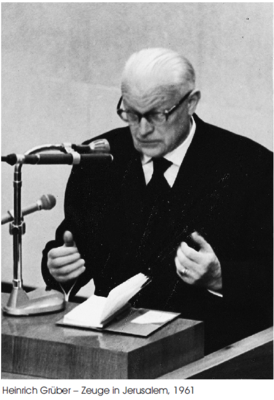 Vorschaubild: Am Rednerpult: Heinrich Grüber tritt als Zeuge der Anklage im Eichmann-Prozess in Jerusalem auf, 1961 - Geheimes Staatsarchiv pK Berlin