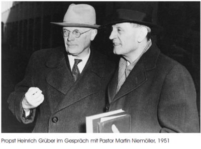 Vorschaubild: Im Gespräch: Propst Heinrich Grüber im Gespräch mit Pastor Martin Niemöller, 1951 - Ullstein Archiv Berlin