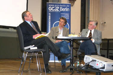 Vorschaubild: Podium – Dr. Klaus Bölling, Dr. Peter Krause und Walter Sylten.- FOTO: Margrit Schmidt