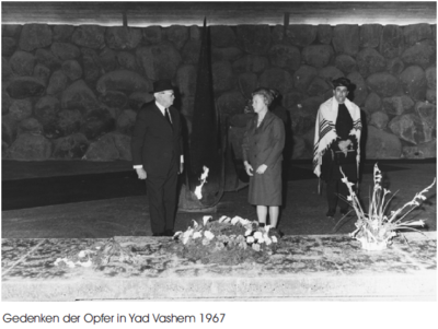 Vorschaubild: Kranzniederlegun: Gedenken in Yad Vashem mit Kranzniederlegung 1961, neben ihm seine Tochter - Archiv Yad Vashem Jerusalem